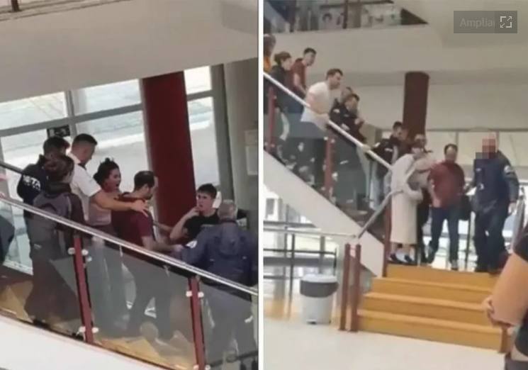 Momento en el que el docente abandona la Facultad de Derecho el pasado viernes increpado por decenas de jóvenes.