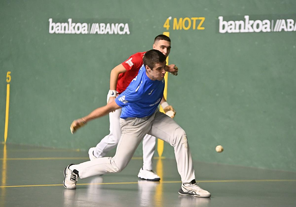 Oskoz intenta una jugada ante Apaolaza este viernes en Lekunberri.