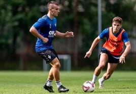 Hodei Arrillaga, a la derecha, podría volver al lateral.