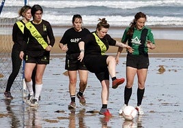 Baloia bihar eguerdina jarriko dute berriz jokoan Zarauzko hondartzan neskak eta mutilak.