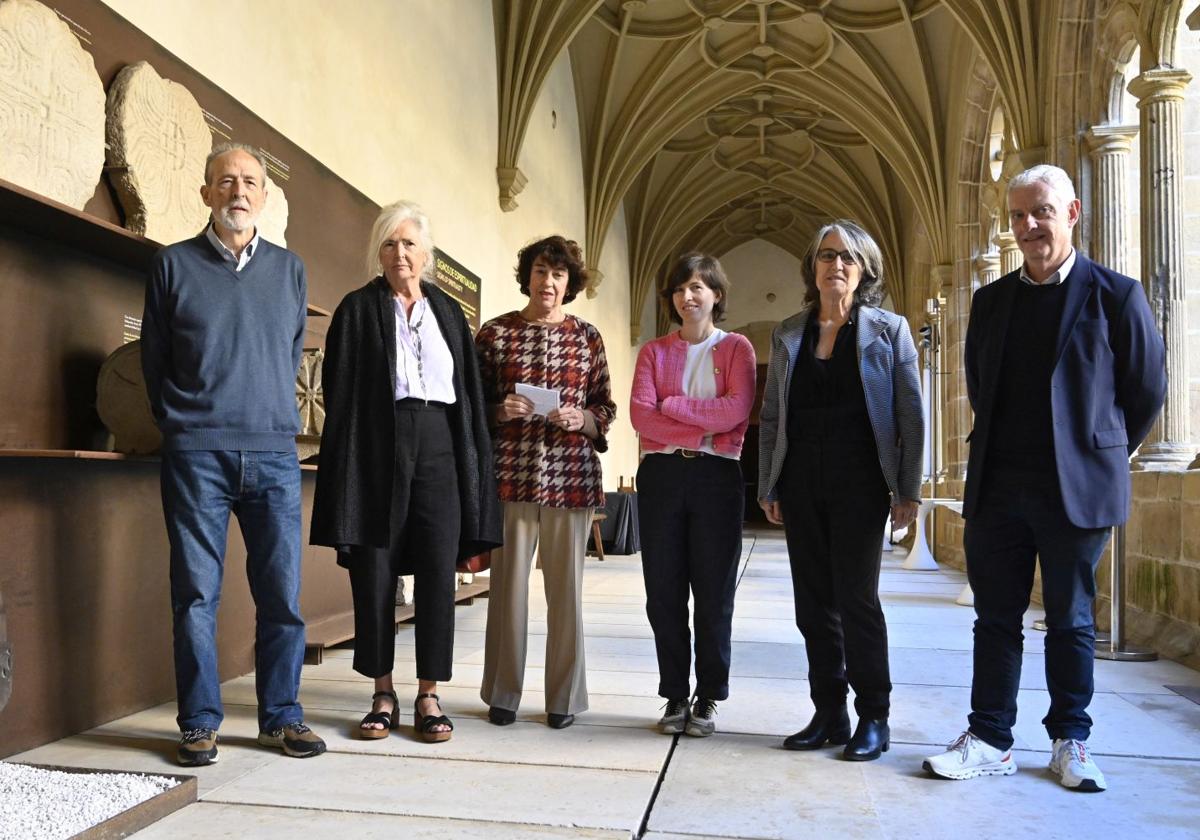 Mikel, Monika y Matxalen Basterretxea, hijos del escultor; Miren Vadillo, comisaria; Susana Soto, directora del museo, y Jaime Otamendi, director de Donostia Kultura.