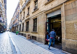 La entrada al futuro haurtxoko se realizará por la biblioteca infantil de Fermín Calbetón.