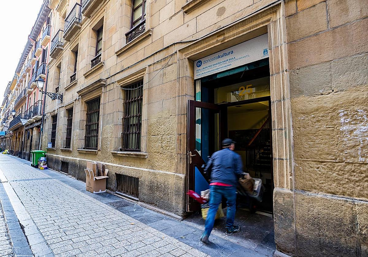 La entrada al futuro haurtxoko se realizará por la biblioteca infantil de Fermín Calbetón.