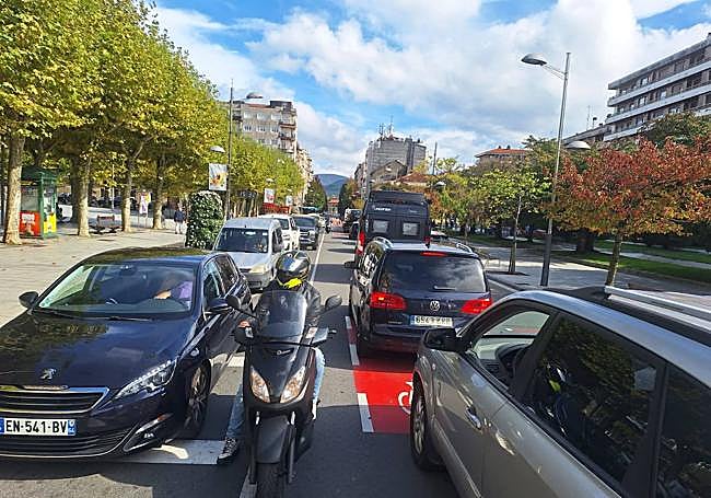 Circulación lenta en el centro de Irun.