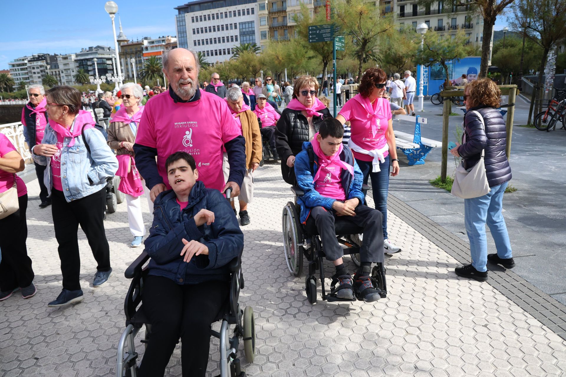 La marcha solidaria de la asociación Aspace en imágenes