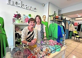Nekane Arostegui y María Celia Román, en la tienda de Colón que cerrará el 31 de octubre.