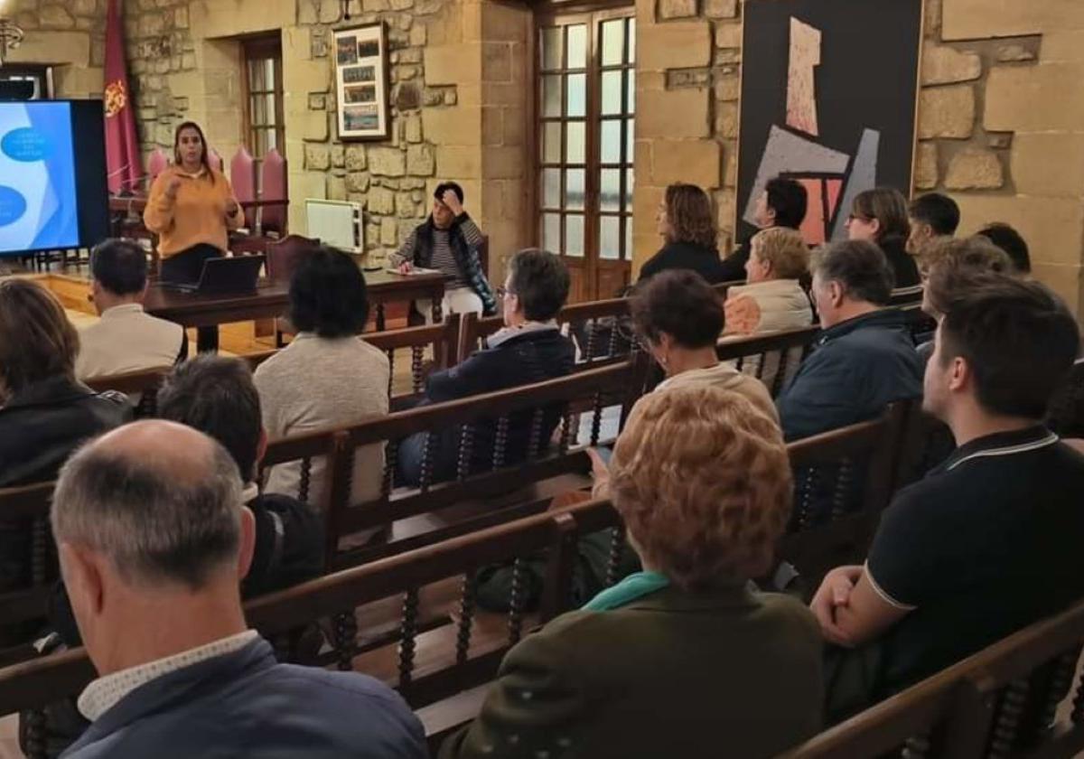 Se anima a los vecinos y vecinas a participar en las reuniones y presentar propuestas.