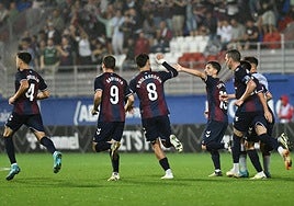 Nolaskoain choca la palma de Toni Villa durante un momento del partido frente al Levante en Ipurua.