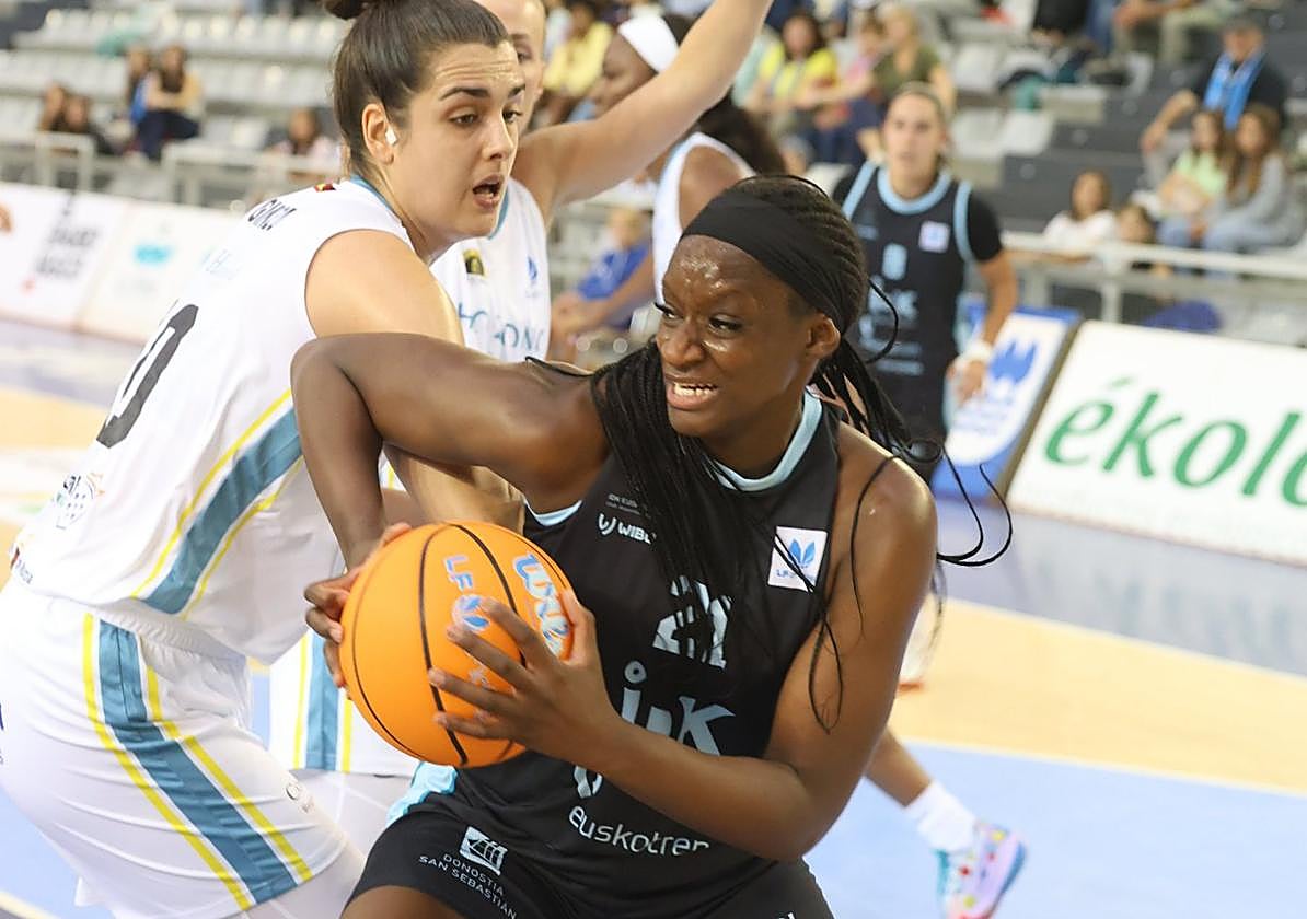 Pendande intenta ganar la posición debajo del aro.