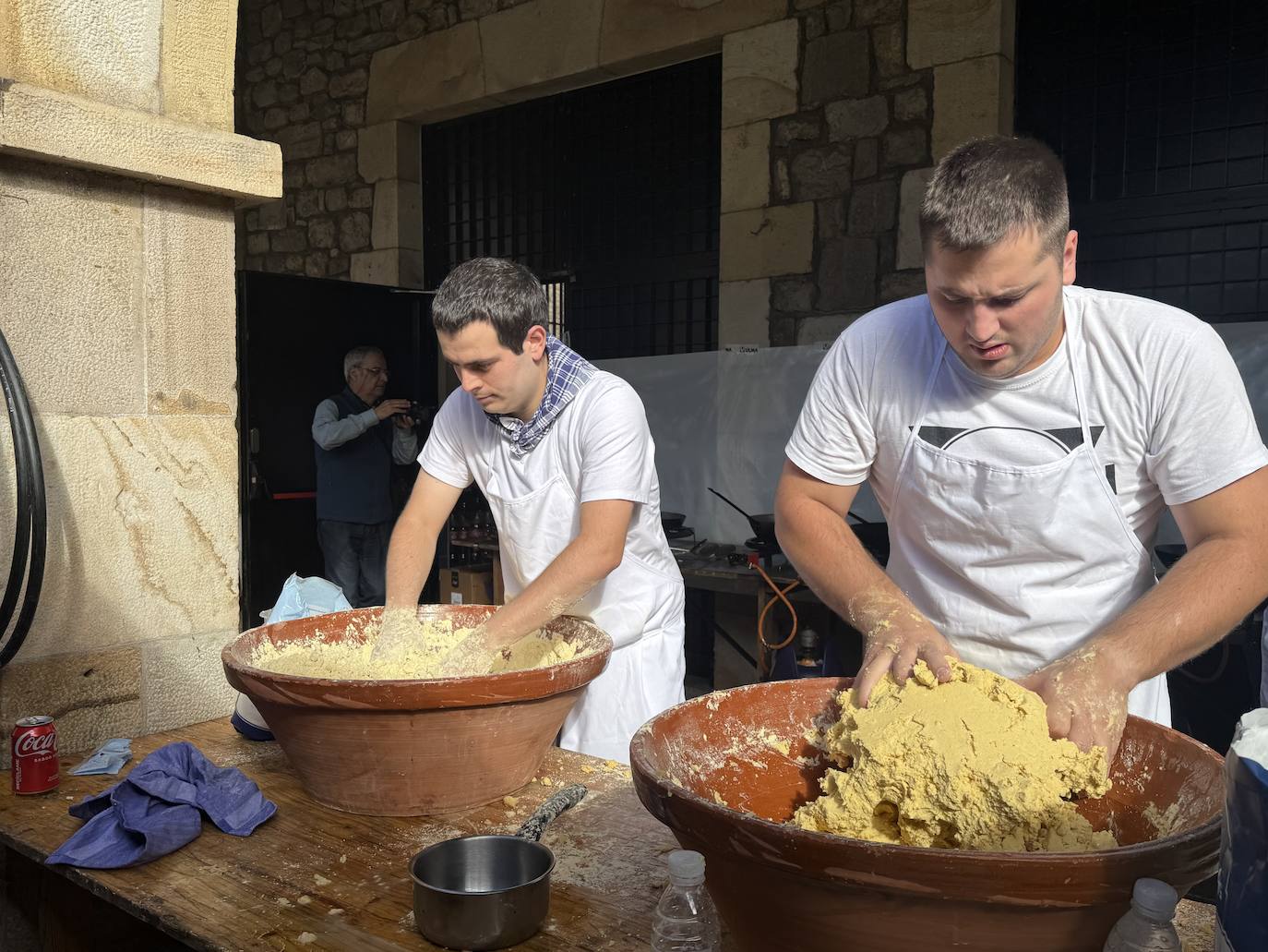 2.600 litros de sidra y 2.000 talos en un txotx multitudinario