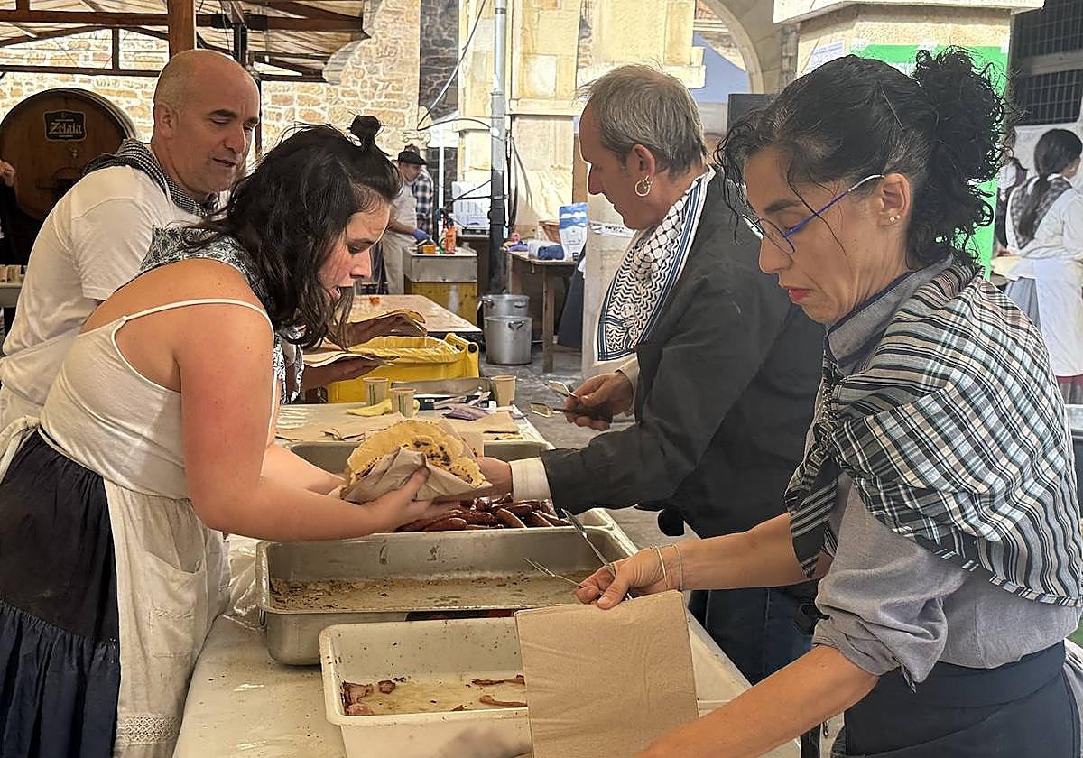 2.600 litros de sidra y 2.000 talos en un txotx multitudinario