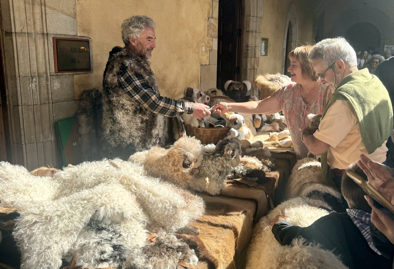 2.600 litros de sidra y 2.000 talos en un txotx multitudinario
