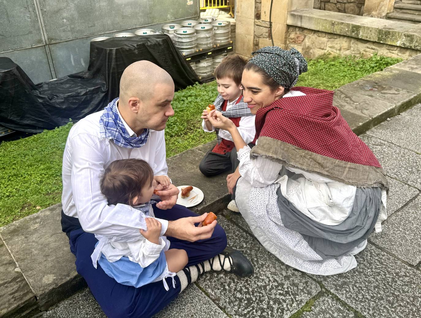 2.600 litros de sidra y 2.000 talos en un txotx multitudinario