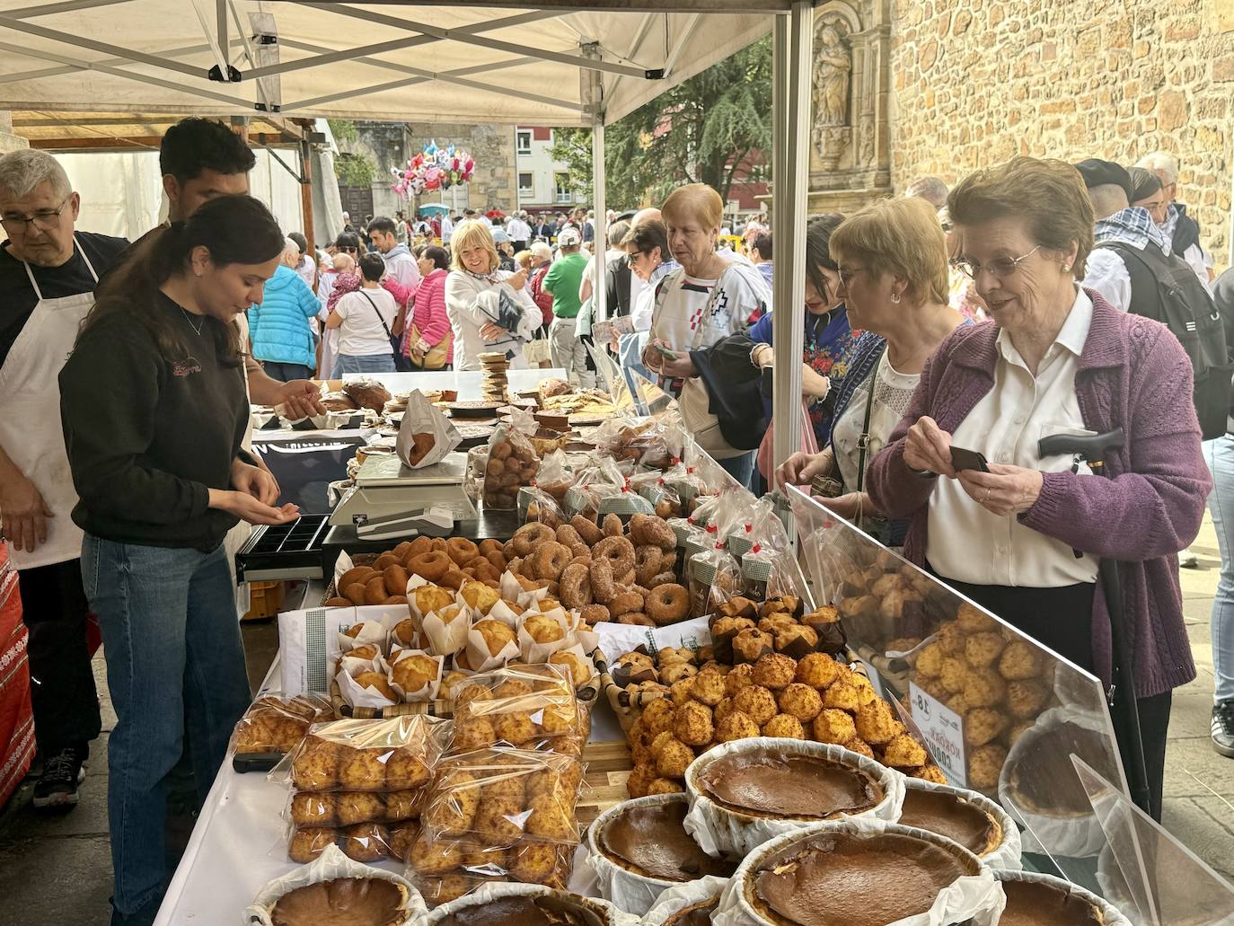 2.600 litros de sidra y 2.000 talos en un txotx multitudinario