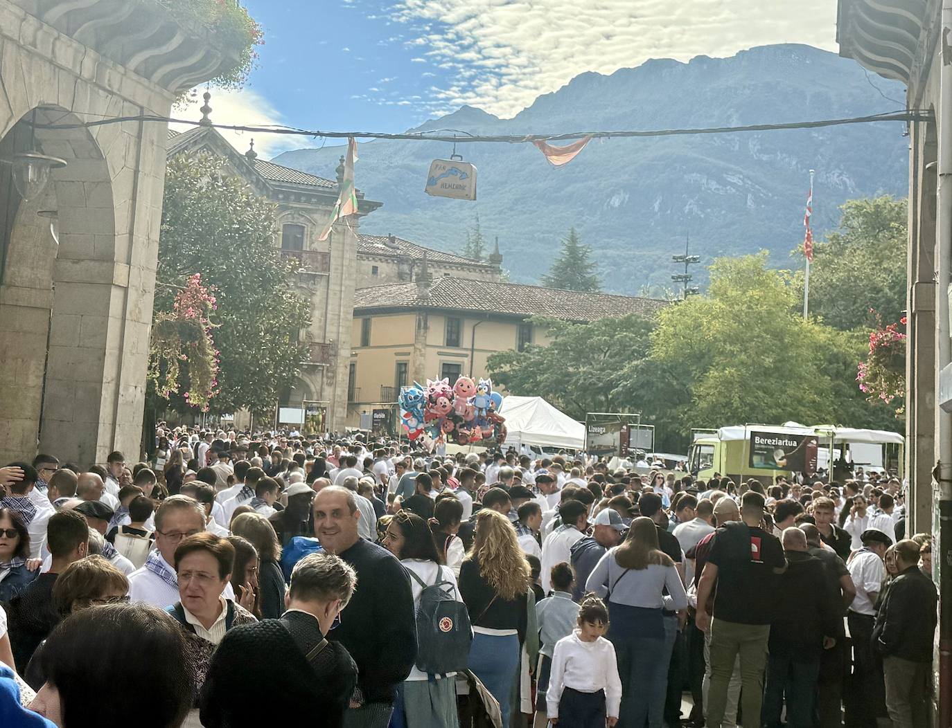 2.600 litros de sidra y 2.000 talos en un txotx multitudinario