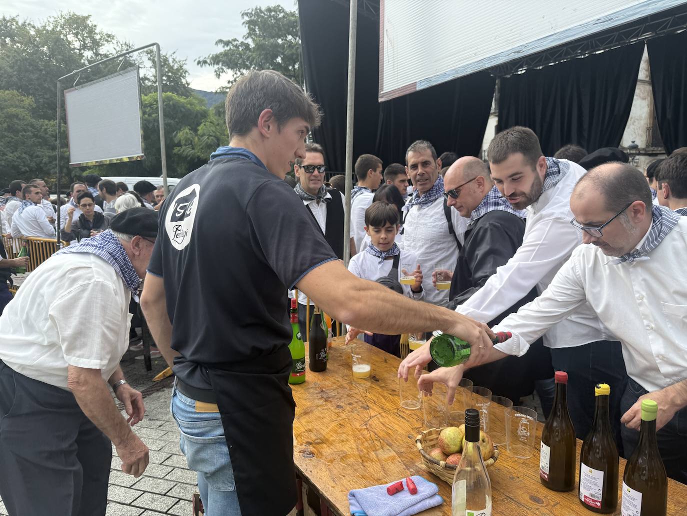 2.600 litros de sidra y 2.000 talos en un txotx multitudinario
