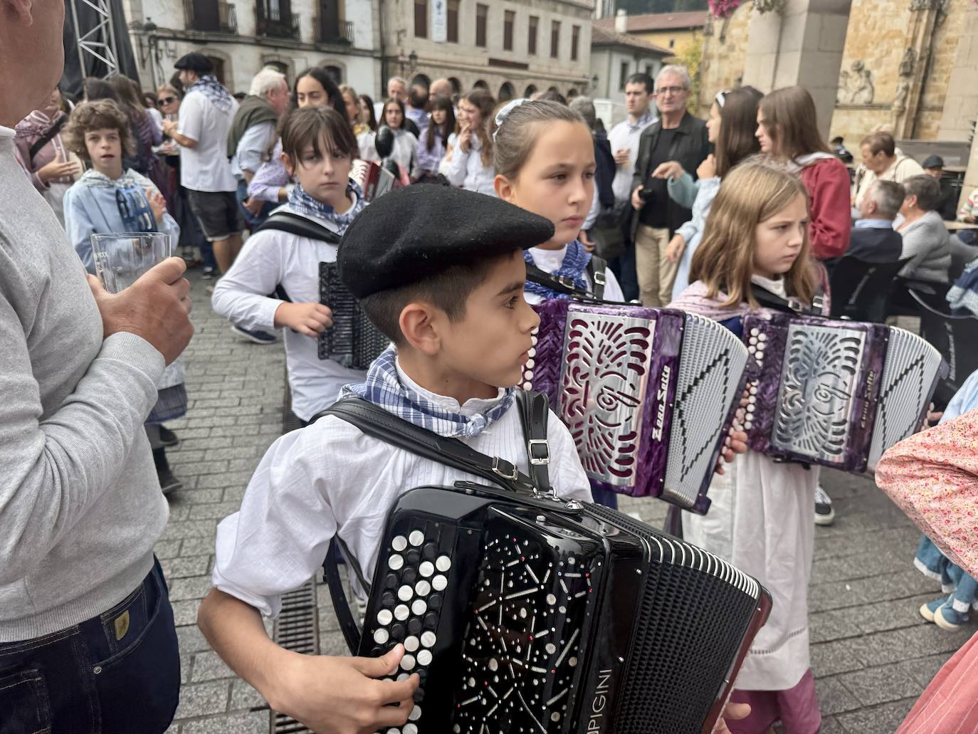 2.600 litros de sidra y 2.000 talos en un txotx multitudinario