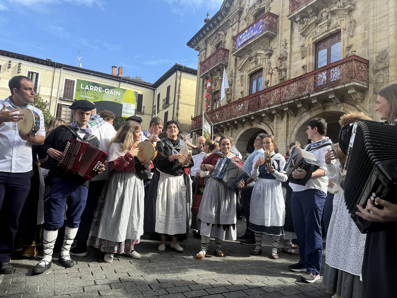 2.600 litros de sidra y 2.000 talos en un txotx multitudinario