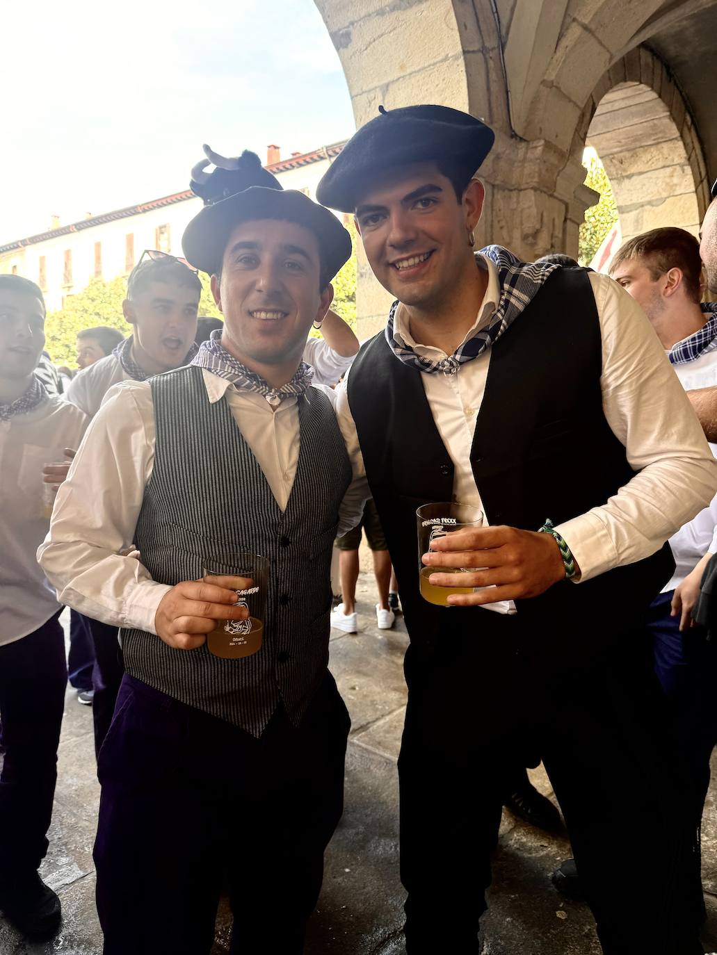 2.600 litros de sidra y 2.000 talos en un txotx multitudinario