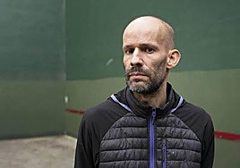 Asier Loidi, posa en el frontón de Hernani tras la entrevista.