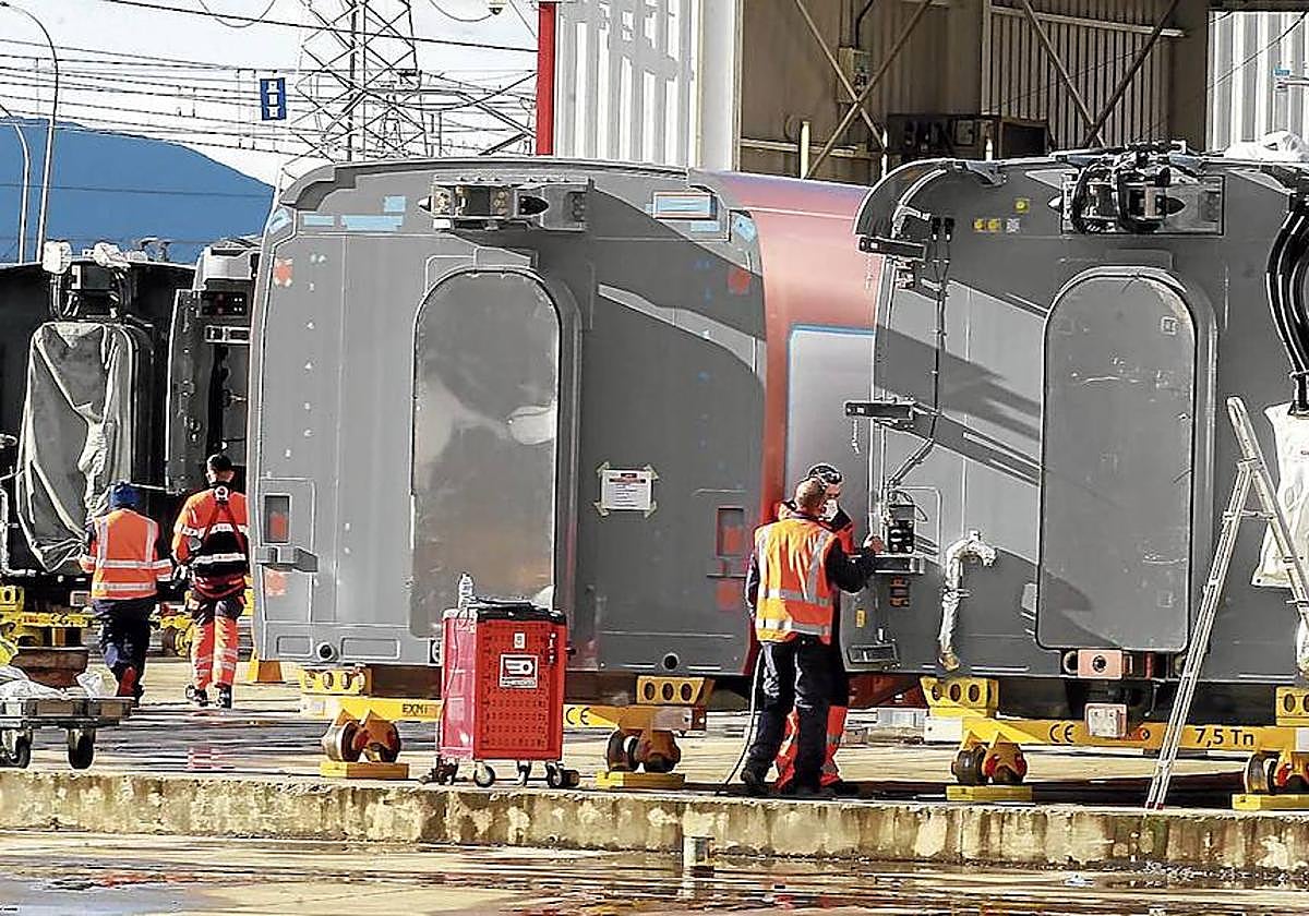 Operarios de Talgo trabajan en la planta que la compañía tiene en la localidad alavesa de Rivabellosa.