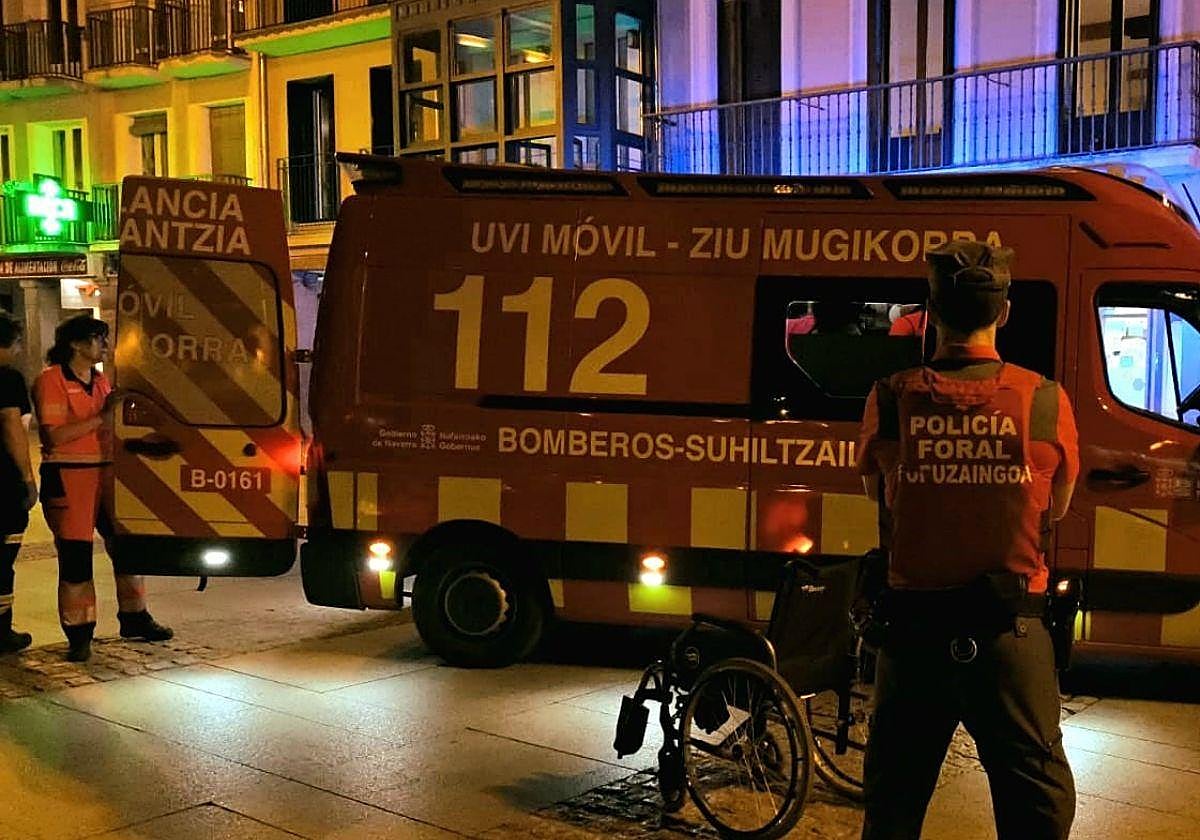 Ambulancia que atendió posteriormente al hombre atragantado en un bar de la Plaza del Castillo de Pamplona.