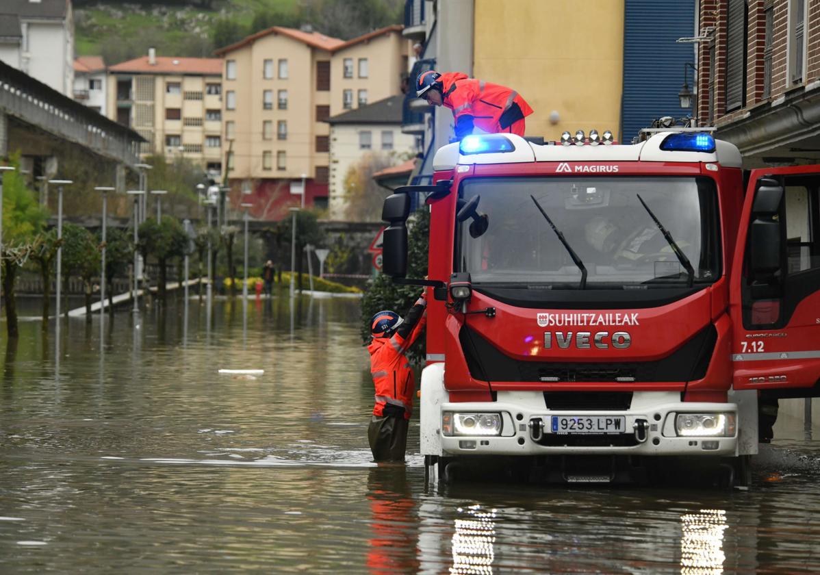 Intervención de los bomberos durante el desbordamiento del río Kilimon, en Mendaro, en diciembre de 2021.