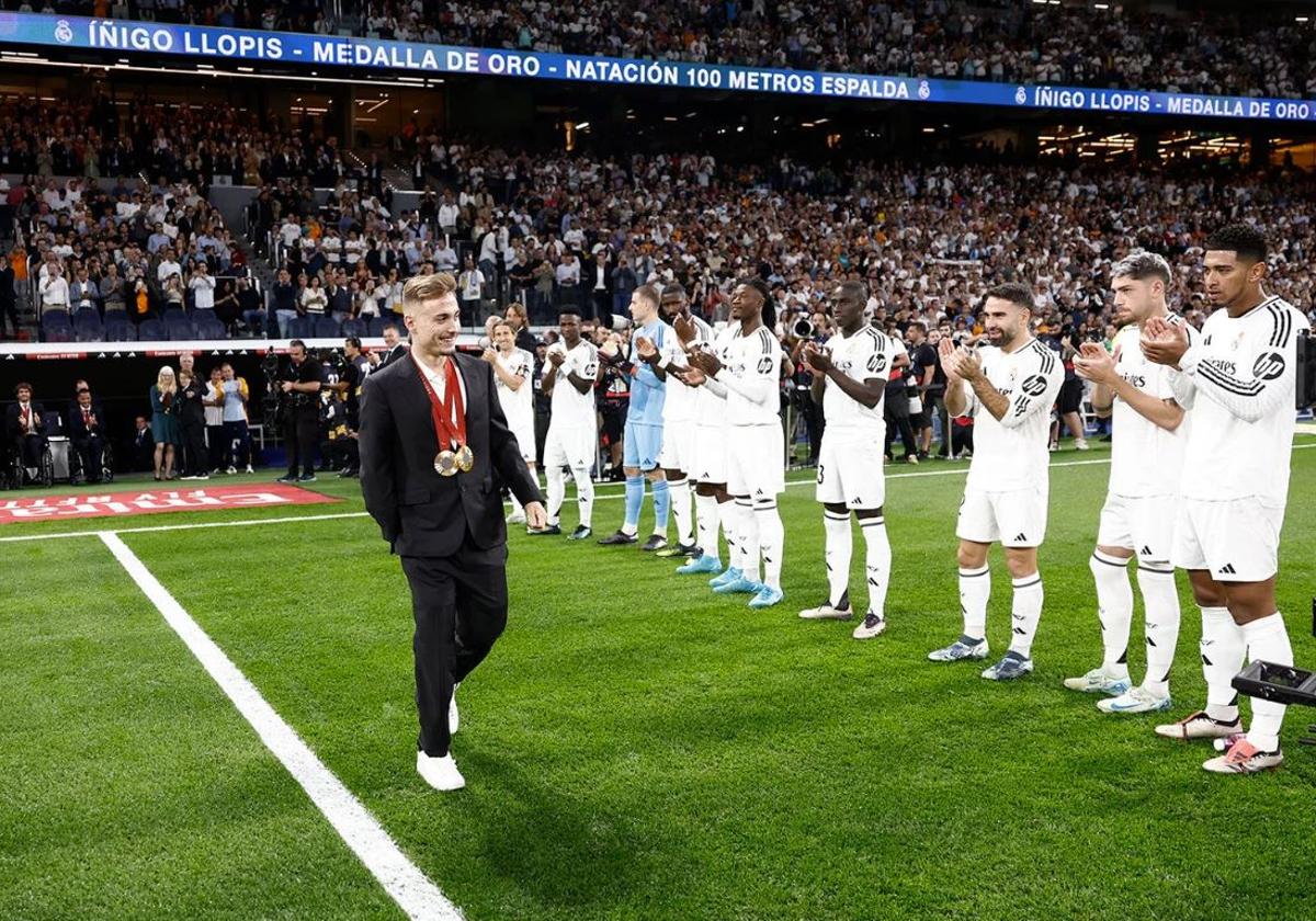 Los jugadores del Real Madrid aplauden al nadador donostiarra Iñigo Llopis, en el homenaje antes del encuentro ante el Villarreal.