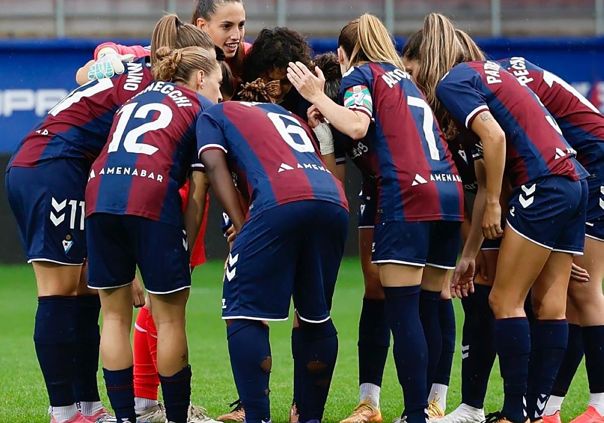 Las armeras se concentran antes del inicio del encuentro frente al Levante.