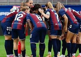 Las armeras se concentran antes del inicio del encuentro frente al Levante.