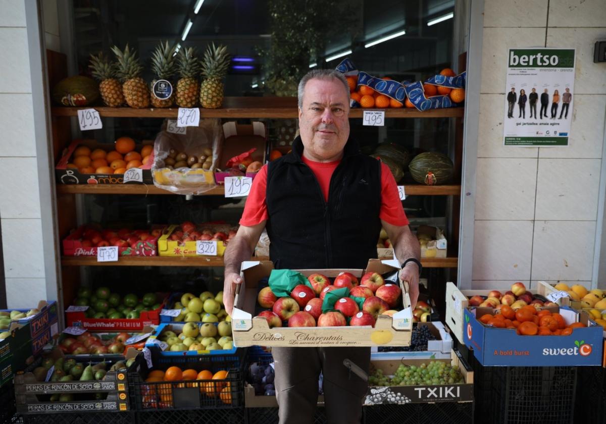 Kepa Ibarguen con una caja de manzanas en el exterior de su tienda.