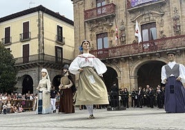 El concierto 'Bailando con gigantes' reunió a la Banda de Música, txistularis, gaiteros y la comparsa de gigantes y cabezudos de Oñatz.