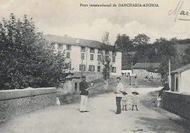 Antzinako argazkian, 1910ean datarekin, Dantxarineako zubian lagun batzuk daude.