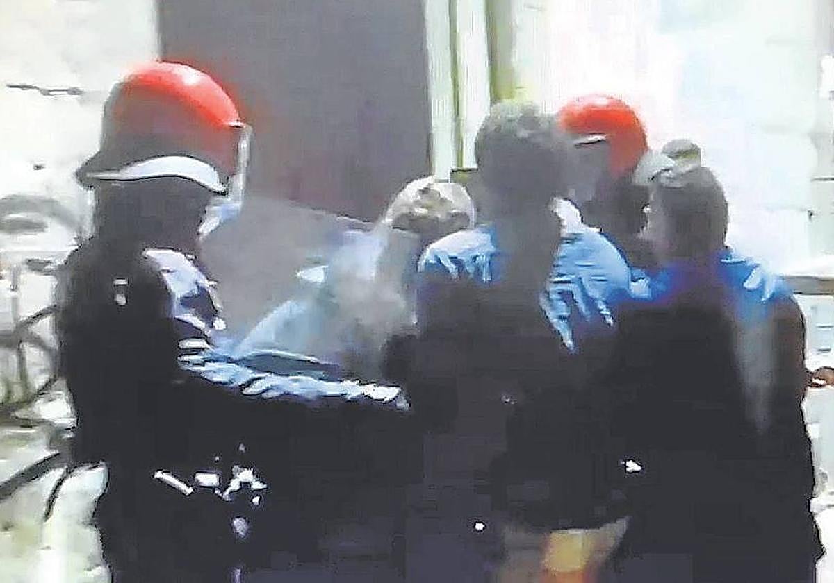 Todos los hechos del ataque contra la Ertzaintza quedaron capturados en un video.