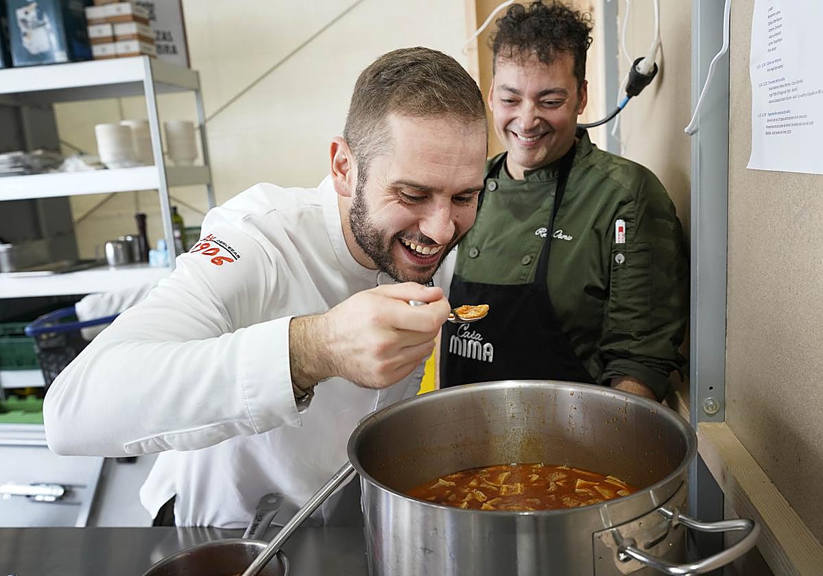 Áxel Smyth, a la postre ganador, prueba unos callos en compañía de Rubén Osorio, otro de los participantes.