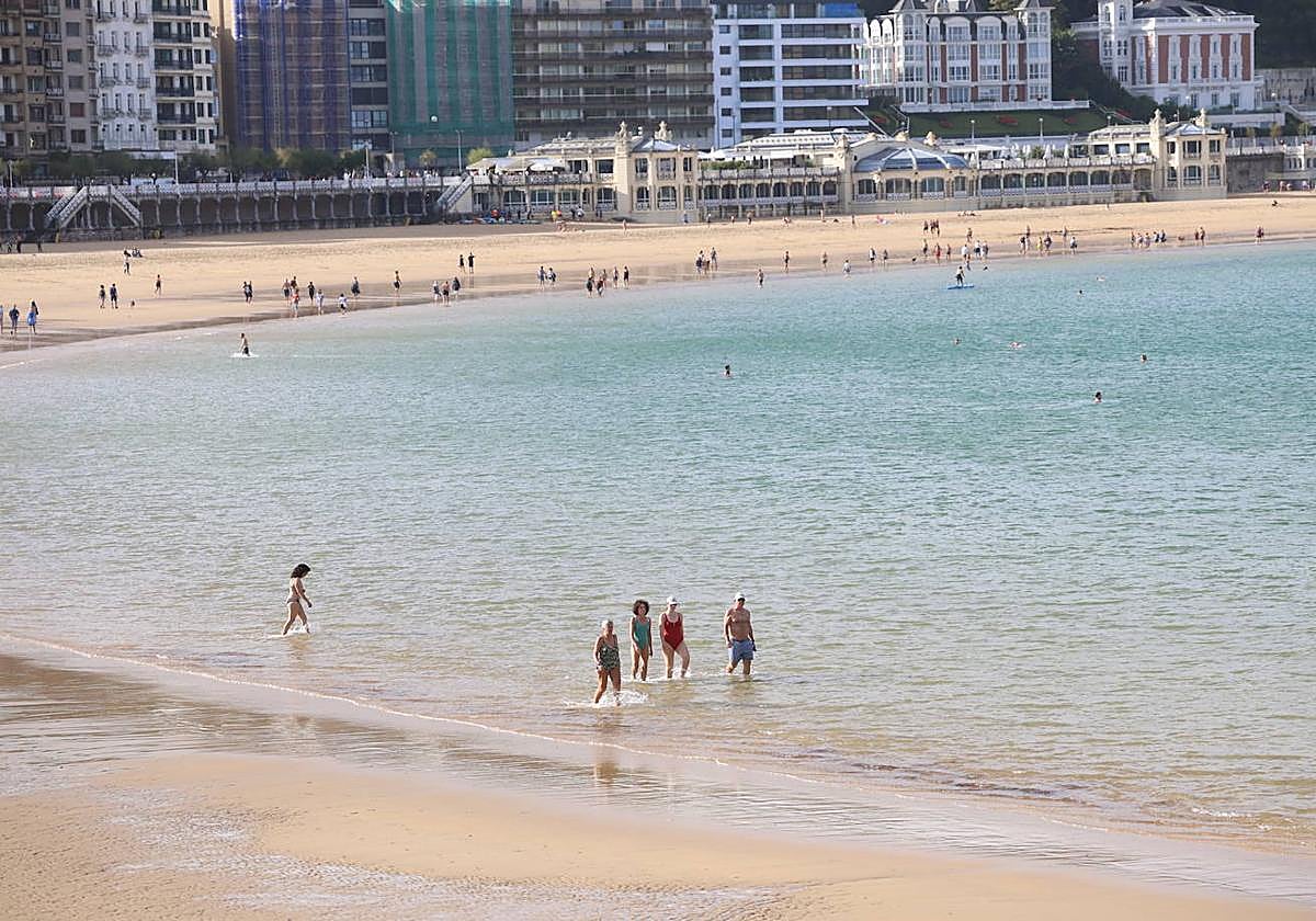 La playa de La Concha de San Sebastián esta mañana con bañitas disfrutando de temperaturas propiamente veraniegas.