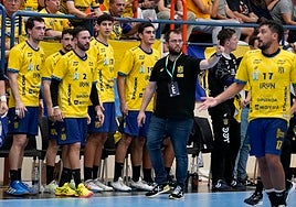 Alex Mozas en el banquillo bidasotarra en el partido del pasado sábado.