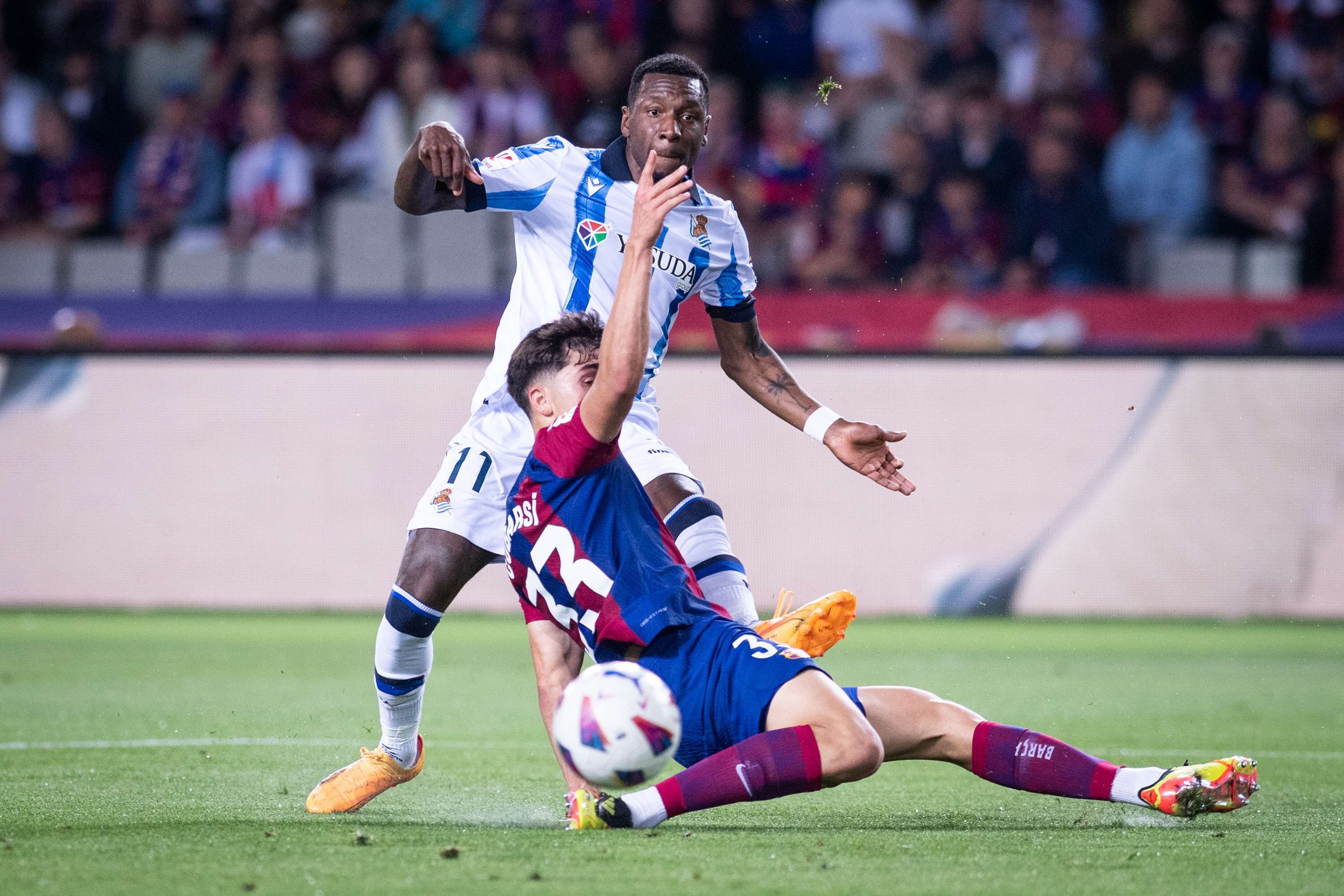 Becker ensaya el disparo ante Cubarsí en el Real-Barça del pasado curso