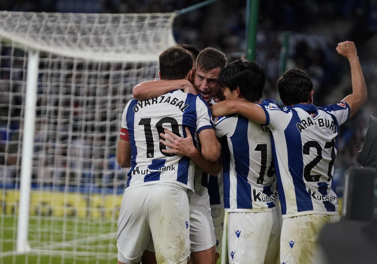 Sucic celebra su gol junto a Oyarzabal, Kubo y Aramburu.