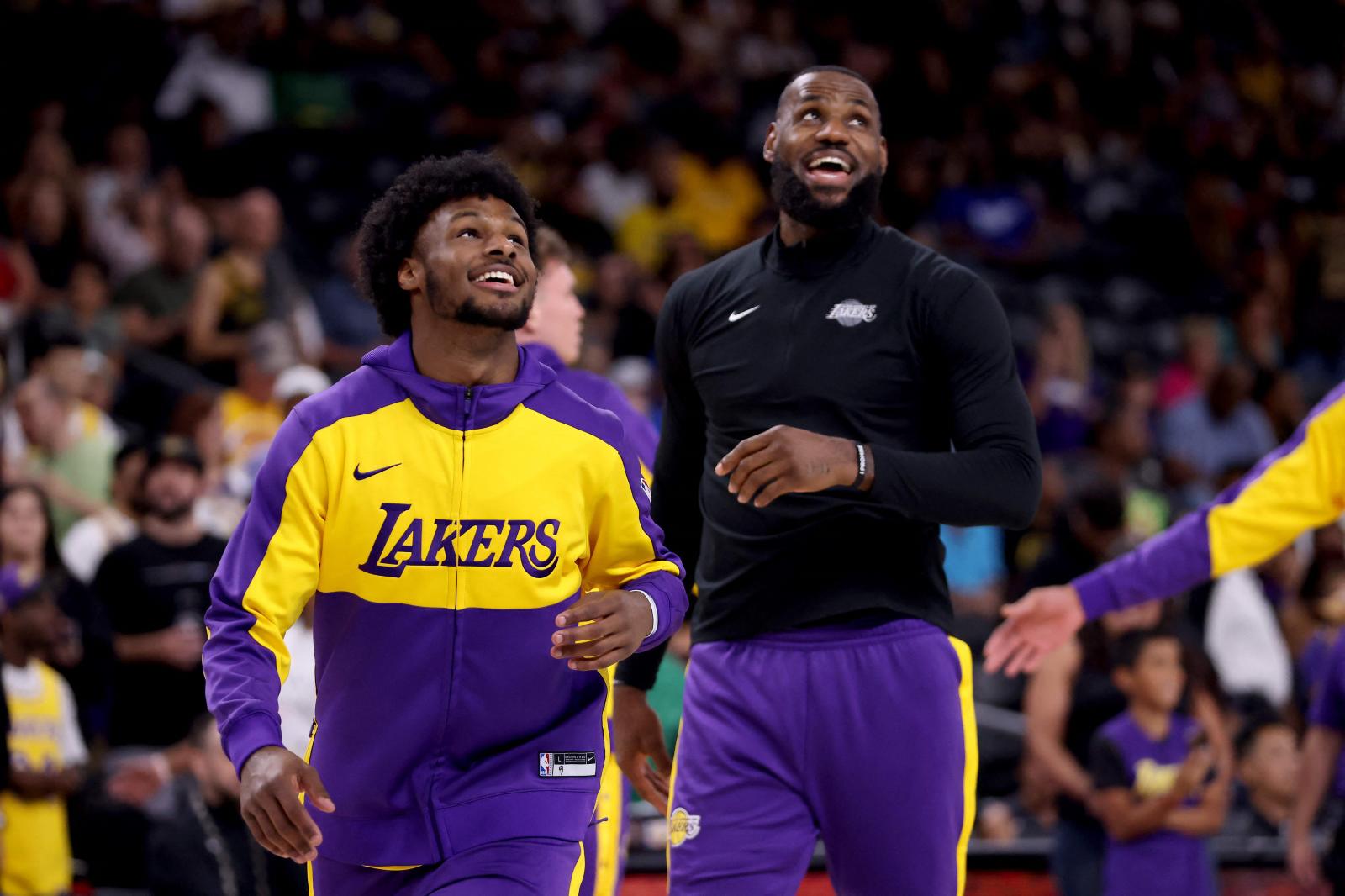 Bronny y Lebron James, en el calentamiento con los Lakers