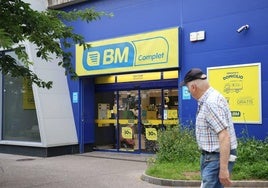 Entrada a un supermercado de BM, una de las enseñas de Uvesco, en Donostia.