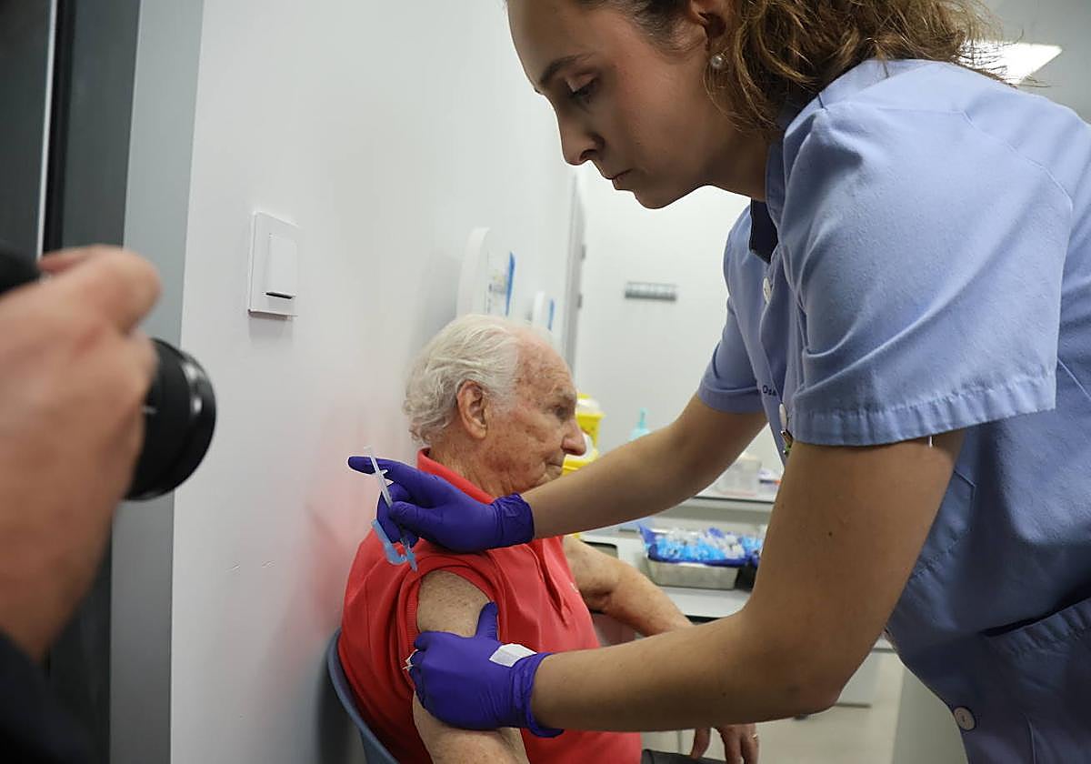 Vacunación en un ambulatorio en Donostia.