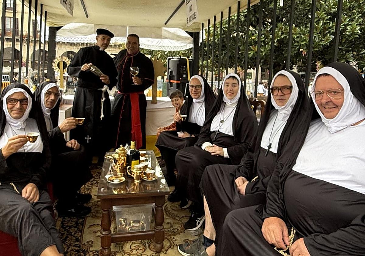 Mistela y pastas en clausura. Monjas, obispo, director espiritual y monaguillo en la carroza convento de clausura que ayer recorrió las calles, siendo muy aplaudida.