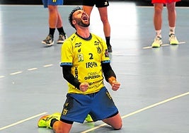 Cavero celebra con rabia el gol que dio el empate este martes al Bidasoa en Artaleku.