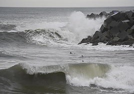 Surfistas en la desembocadura de Urumea.