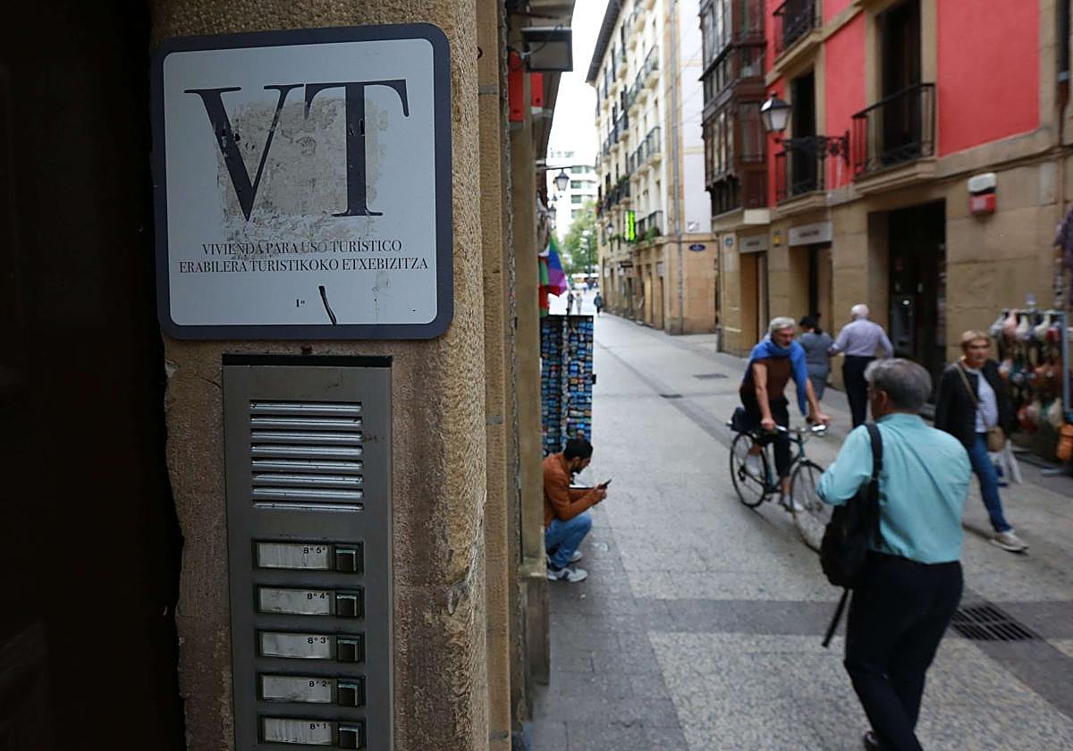 Distintivo de una vivienda turística en el portal de un edificio de la Parte Vieja de San Sebastián.