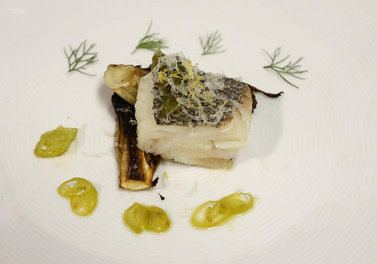 Imagen principal - Merluza, el jurado degusta las creaciones y tarta de zanahoria,