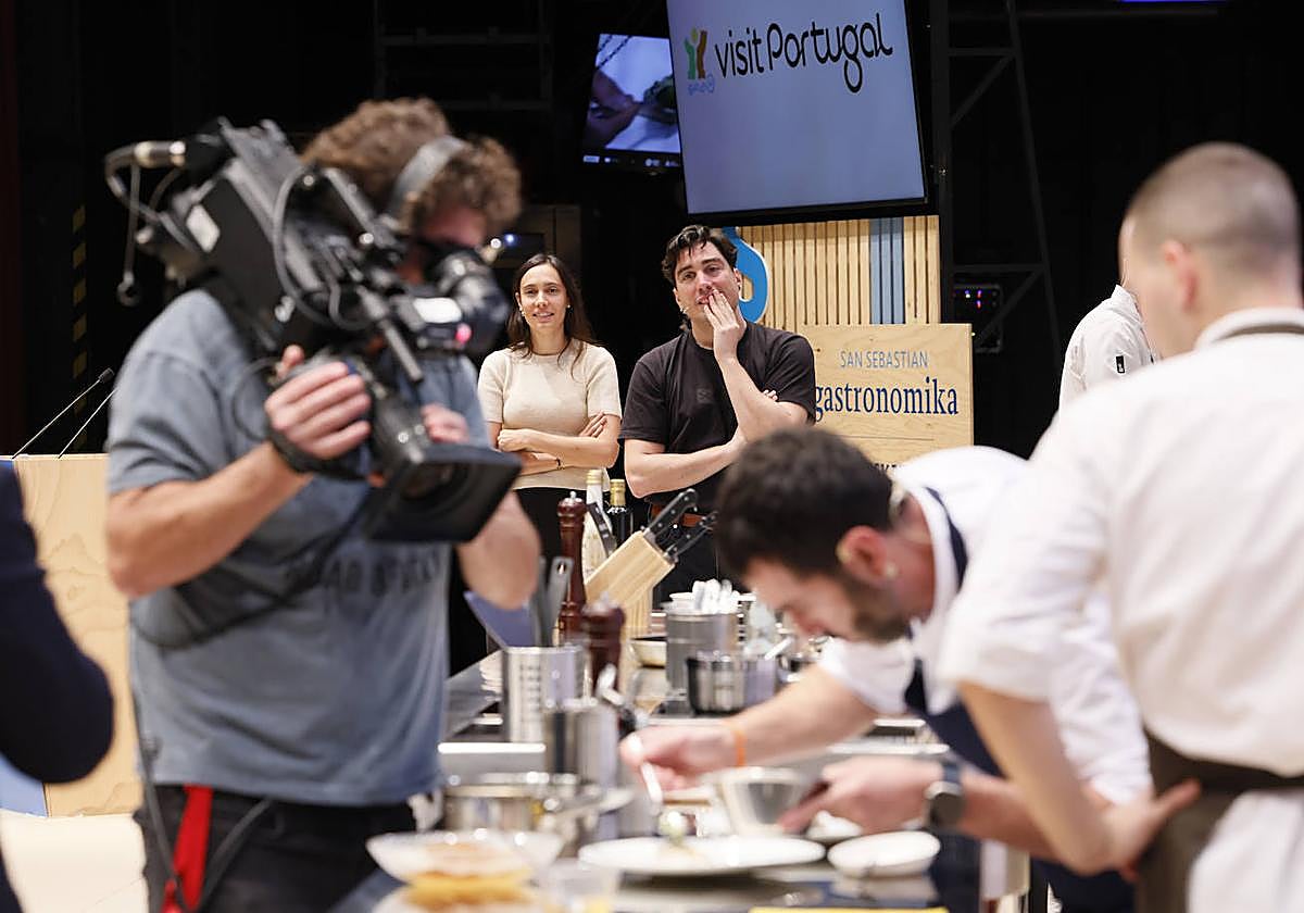 Ricard Camarena ultima uno de los platos mientras el equipo de la inteligencia artificial observa desde la distancia.