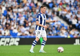 Sergio Gómez controla el balón durante un partido en el Reale Arena.
