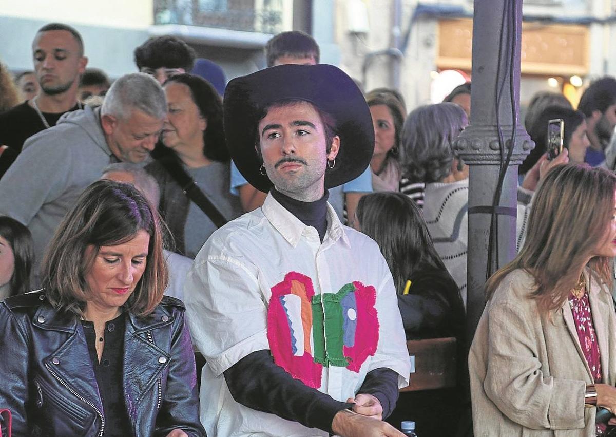 Imagen secundaria 1 - Un momento de la actuación de la academia de baile Klaap, parte del público asistente y una de las modelos que participó en el desfile.